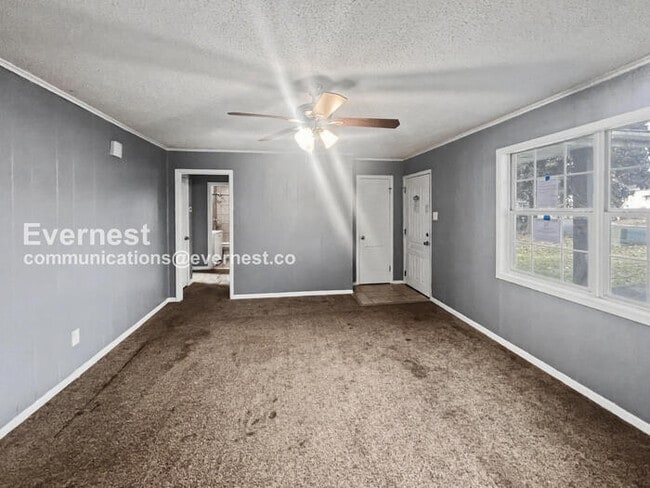 Building Photo - 3 Bed, 2 Bath Home with Fenced Yard / Pet-Friendly / Vouchers Accepted / Available Now!