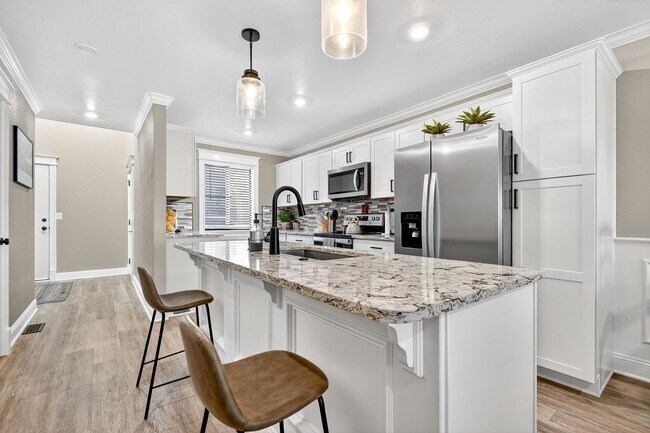 Building Photo - Two Bedroom Townhome W/ Garage!