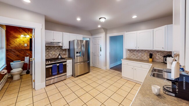 Building Photo - Charming and Spacious 5BD 2.5BA House in Beaver Hills!