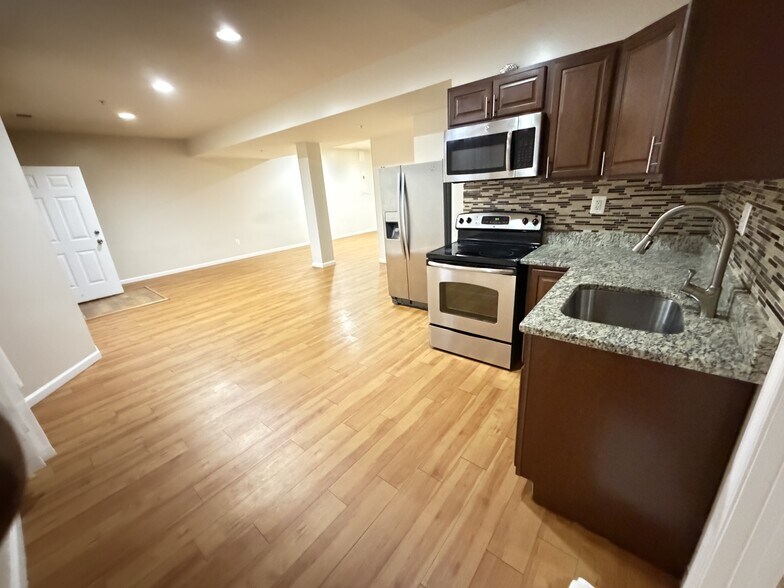 Building Photo - 1501 Fallsgrove Ln