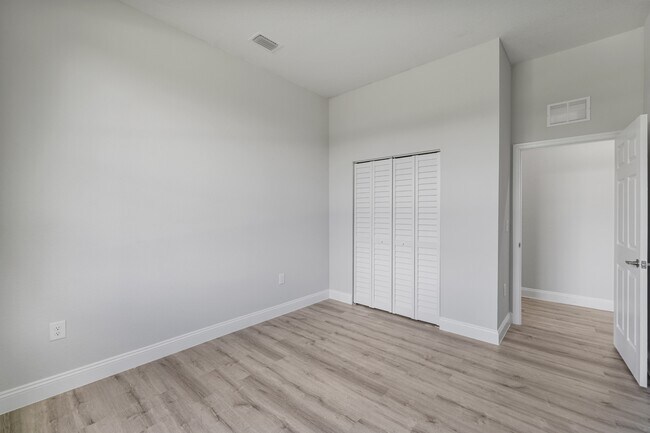 Building Photo - 556 Sherwood Ave S