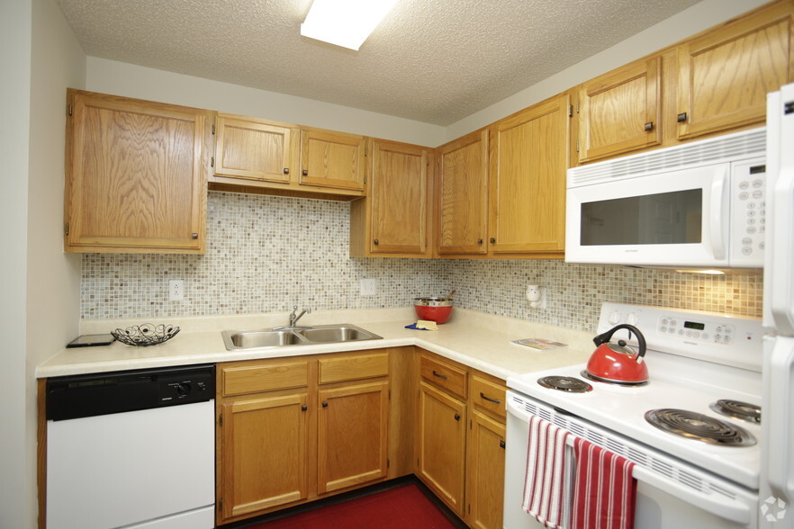 2BR, 1BA - The Hampton_800 SF - Westchester Park Apartments