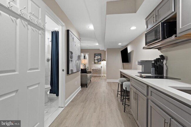 Building Photo - 2219 E Chase St