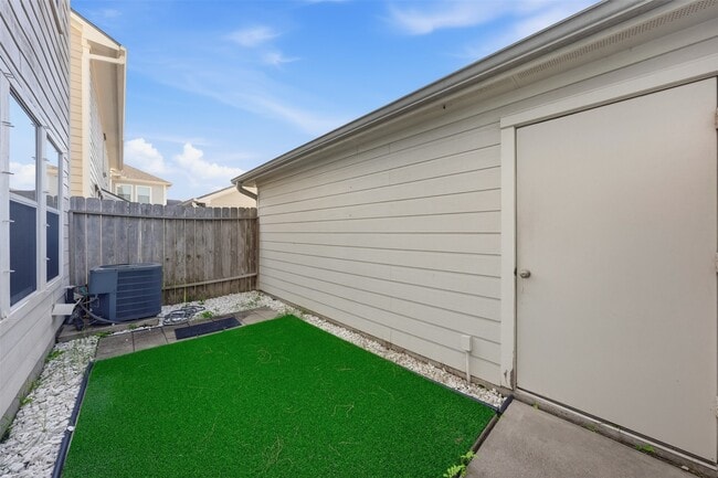 Building Photo - 1929 Kemah Village Dr