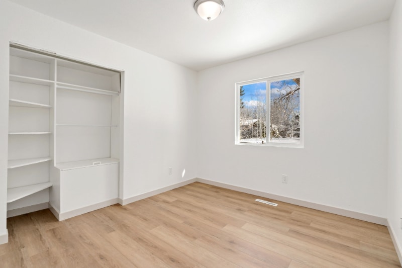 Building Photo - 413 Irish Dr