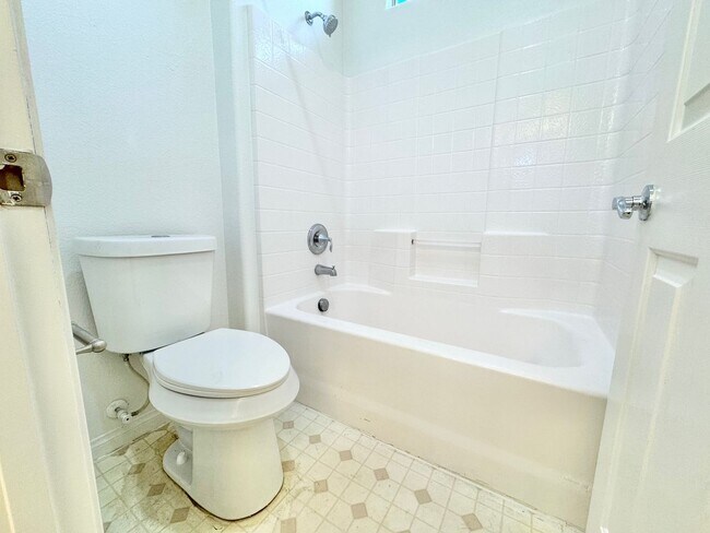 Building Photo - BEAUTIFUL 4 BEDROOM HOME IN GUARD GATED CO...