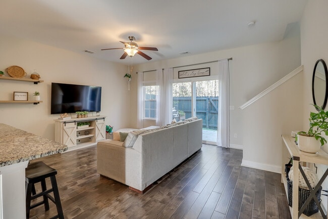 Building Photo - 413 Ferguson Ln