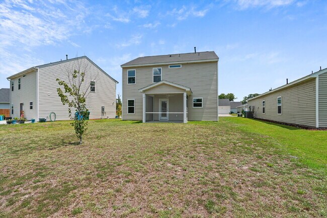 Building Photo - 4 Bedroom, 2.5 baths, with a 2 car garage located in Shell Point Farm.