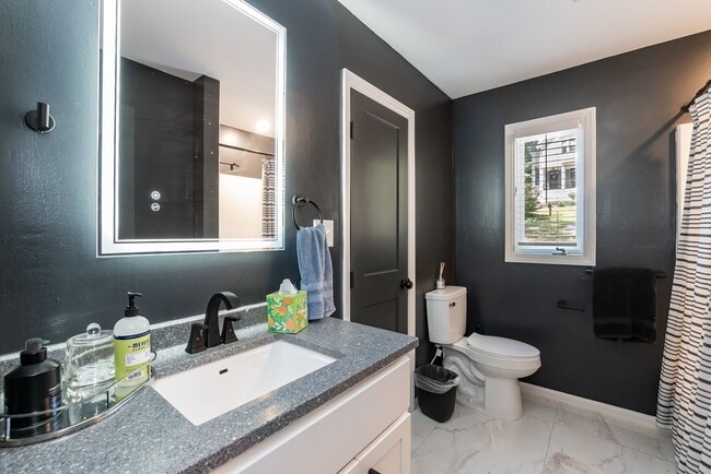 Building Photo - Ultra Modern Three Bedroom Home!