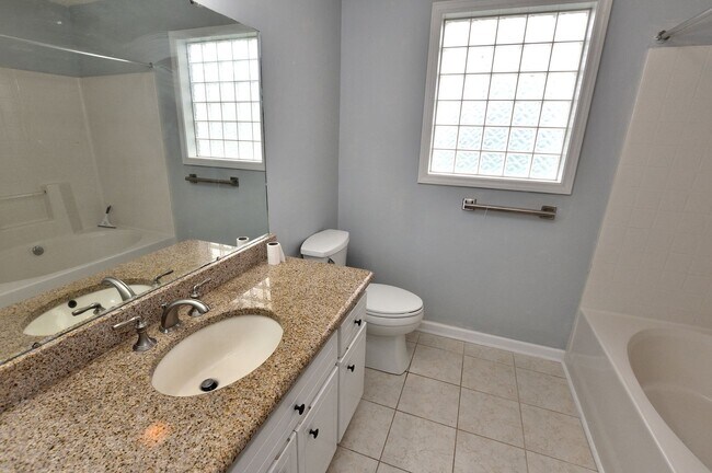 Building Photo - 496 Carnation Ct