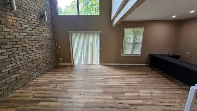 Building Photo - 557-559 Bailey Drive