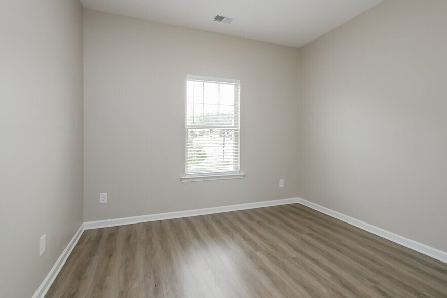 Building Photo - 136 Camellia Way