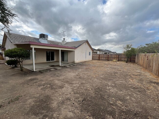 Building Photo - Wonderful Porterville Home Available Now!