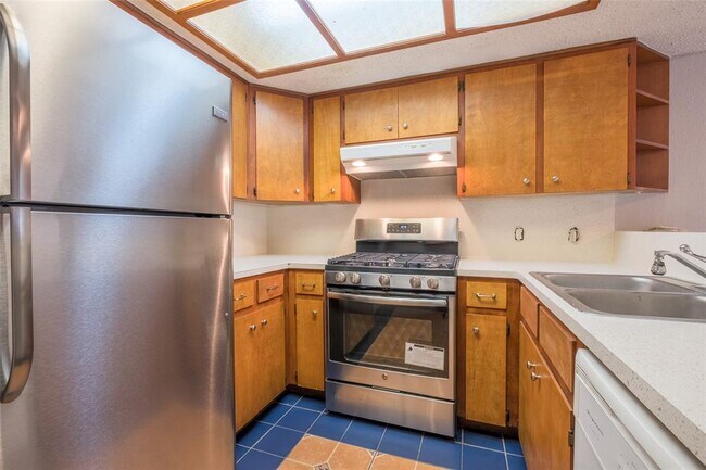 Building Photo - 16025 Stoneham Cir