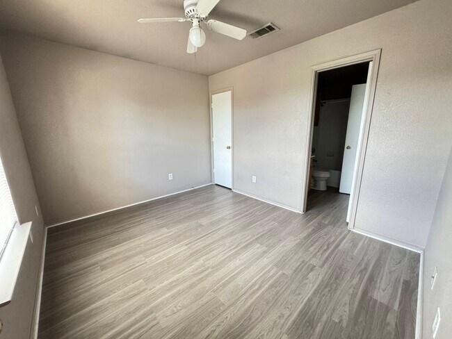 Building Photo - 5702 Greengate Dr