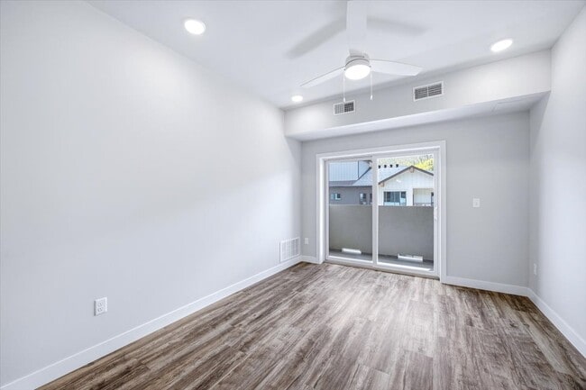 Building Photo - 1281 N Frontage Rd W