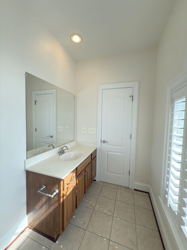 Building Photo - Spacious 4 Bed 5.5 Bath Home in Annandale,...