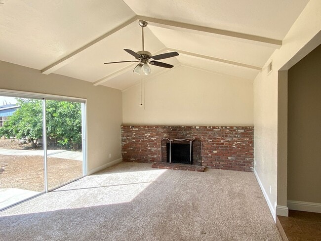 Building Photo - $2,150 Gettysburg & Minnewawa, 3 Bedroom - Across From Tarpey Elementary