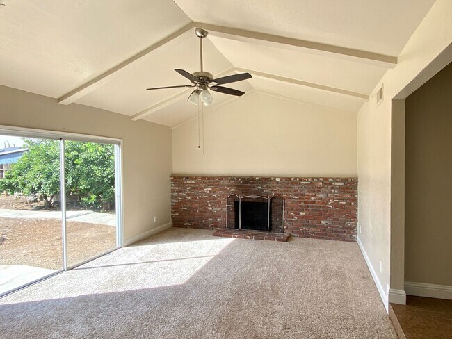 Building Photo - $2,200 Gettysburg & Minniewawa, 3 Bedroom - Across From Tarpey Elementary