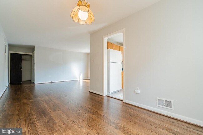 Building Photo - 728 N Wakefield St