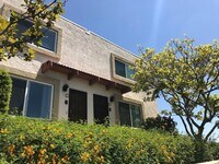 Building Photo - Spacious 2BD/2.5BA Town Home near Universi...