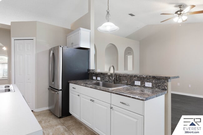 Building Photo - 13 Ryberry Dr