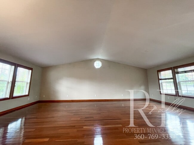 Building Photo - Stunning Rambler