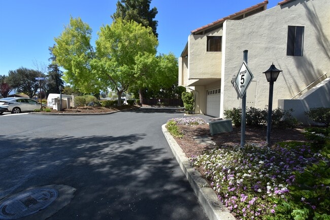 Building Photo - 827 Kingfisher Ter