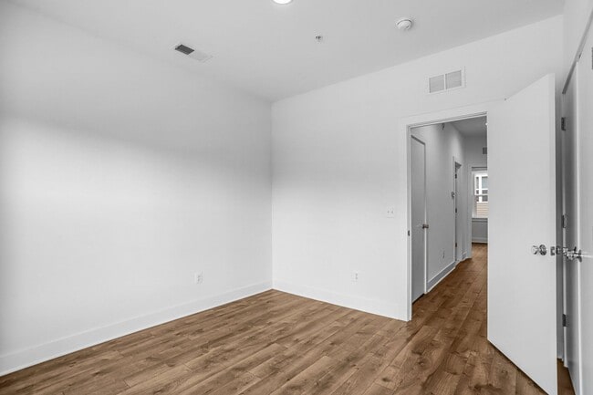 Building Photo - Spacious 4-level Home| 3 bedrooms + Garage parking!