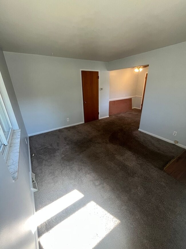 Building Photo - One Bedroom In Deer Park!