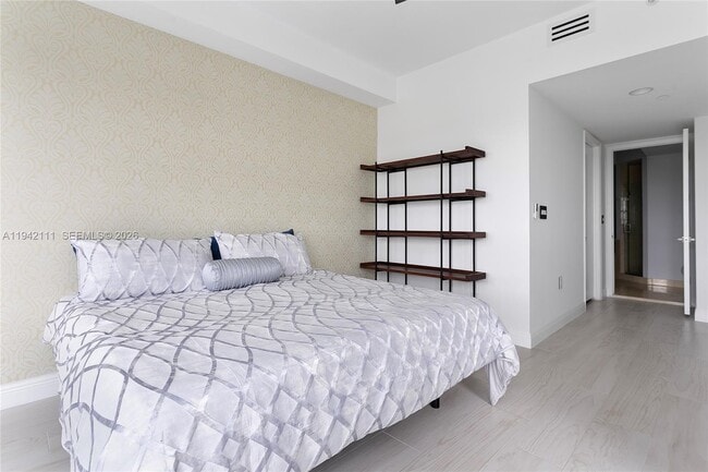 Building Photo - 19900 E Country Club Dr