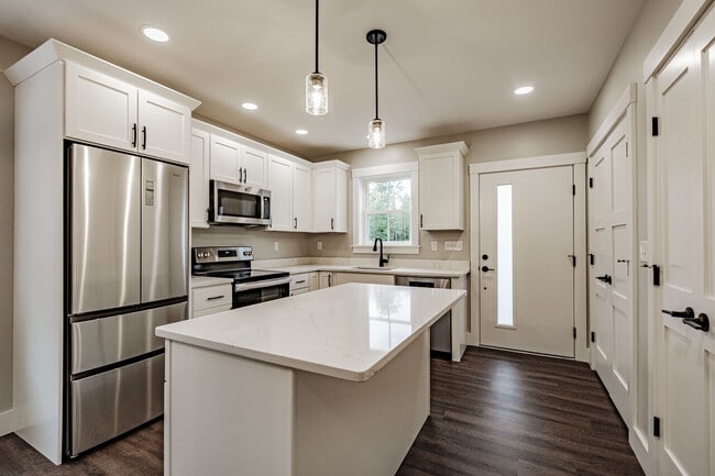 Building Photo - 9 Sunshine Circle