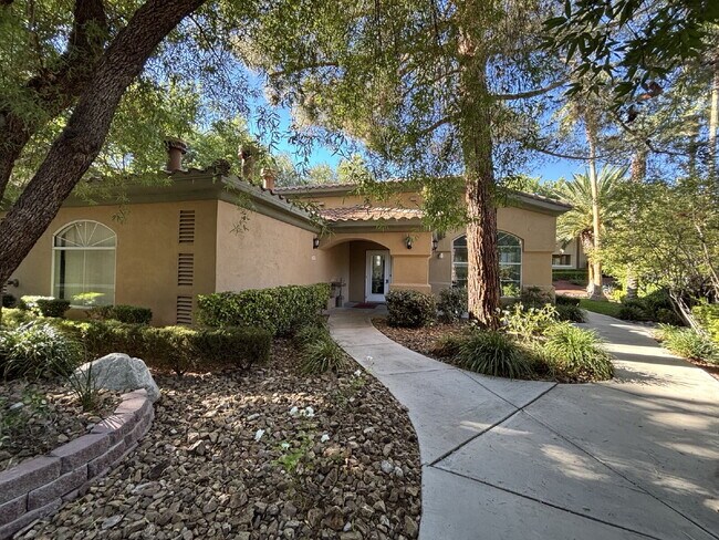 Building Photo - Experience Las Vegas in style and comfort with this beautiful first-floor 3-bedroom condo