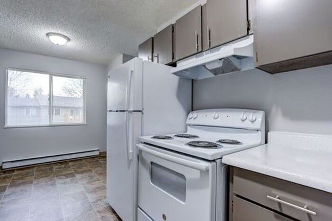 Building Photo - Cozy, Yet Spacious Studio Apartment! Must ...