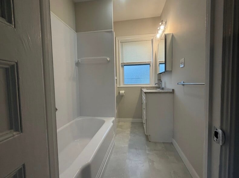 Building Photo - 10 Lambert Ave