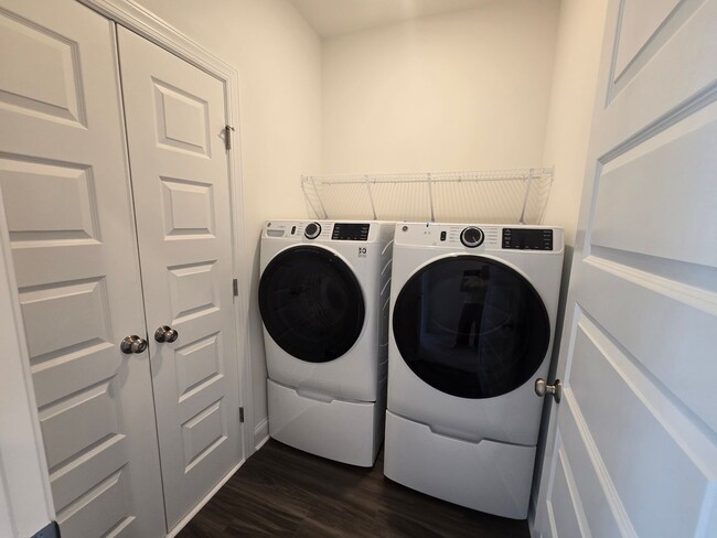 Building Photo - Brand Spankin' New Condo on White St!