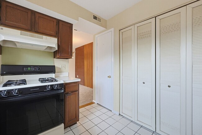 Building Photo - 52 Rosewood Dr