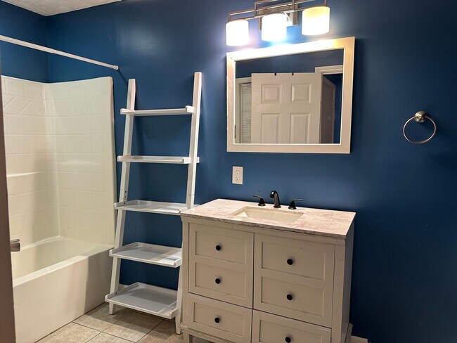 Building Photo - 2 Bedroom Duplex Near Ft. Bragg