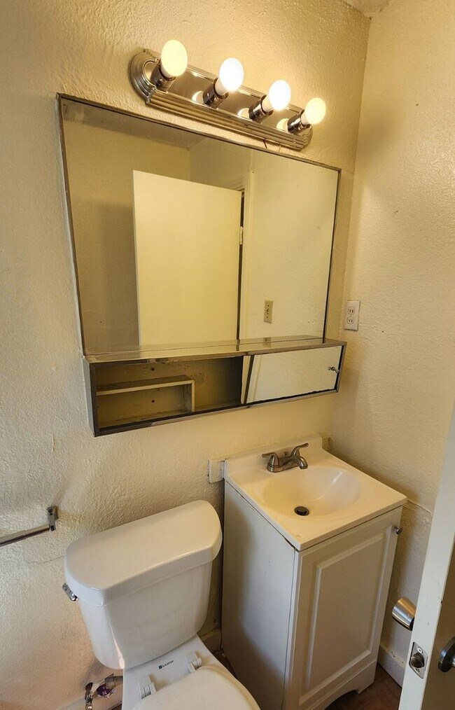 Building Photo - 2 bed 1 bath with laundry room
