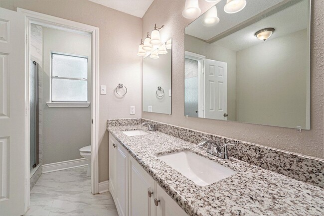 Building Photo - 4 bedroom, 2 bath - One story rental in Kingwood