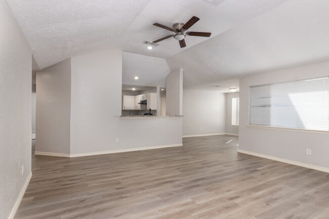 Building Photo - 15535 Evergreen Pl Dr