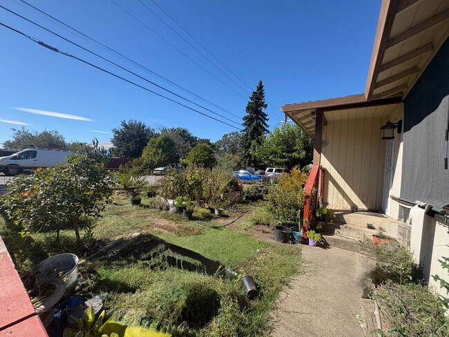 Building Photo - 2656 Victoria Dr