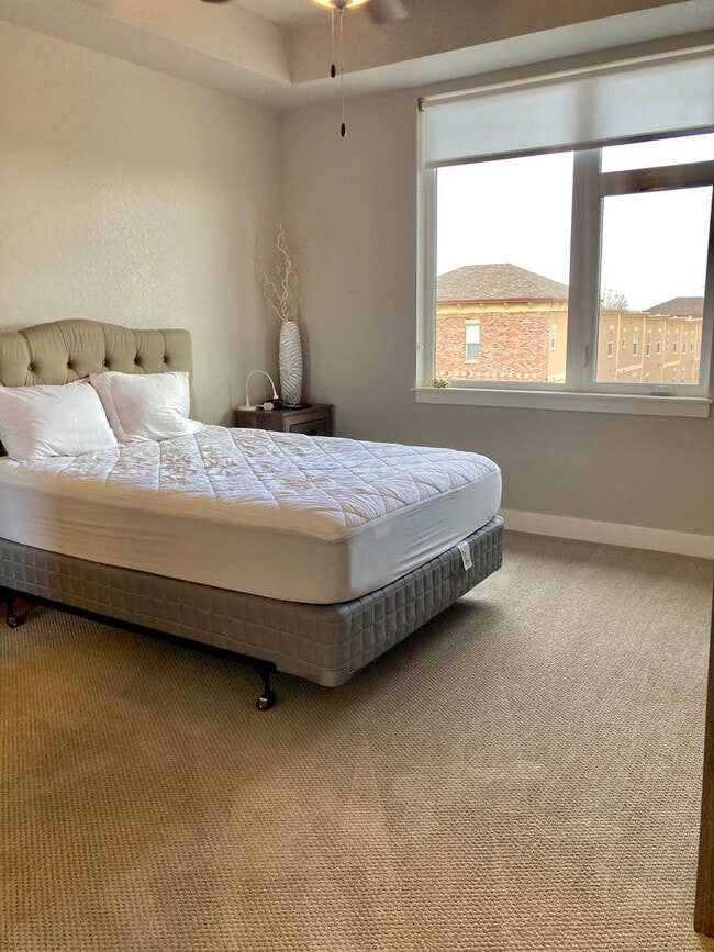 Building Photo - Spacious 3-Bed, 2-Bath Condo in the Desirable Rigden Farm Area