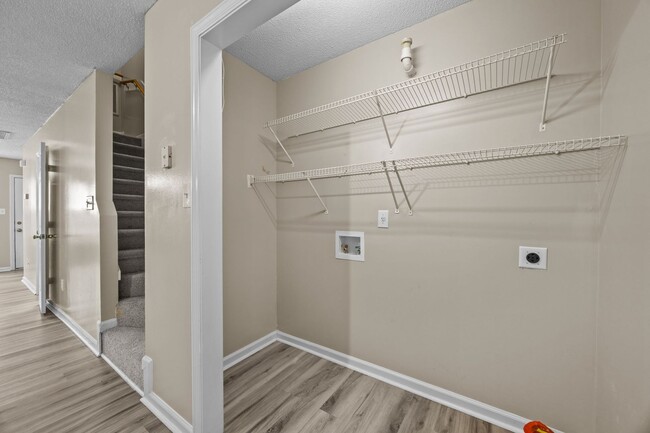 Building Photo - Welcome to Hunters Creek!