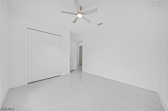Building Photo - 2218 Fairway Dr