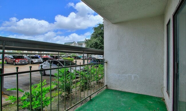 Building Photo - 2822 S Bartell Dr