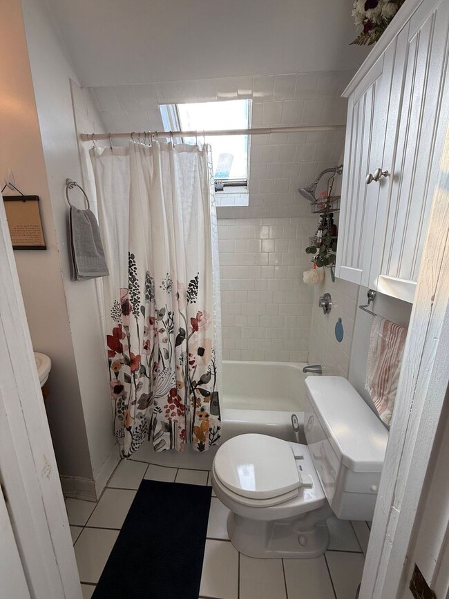 Building Photo - Stunning 2 Bed Right in Davis Square! Avai...