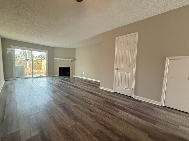 Building Photo - Updated 2BR/1.5 BATH Townhome in Augusta/Martinez Area