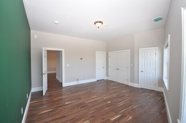 Building Photo - 120 W 7th St