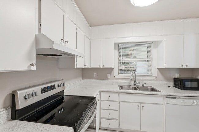 Building Photo - Ranch Style Home in Southside Savannah